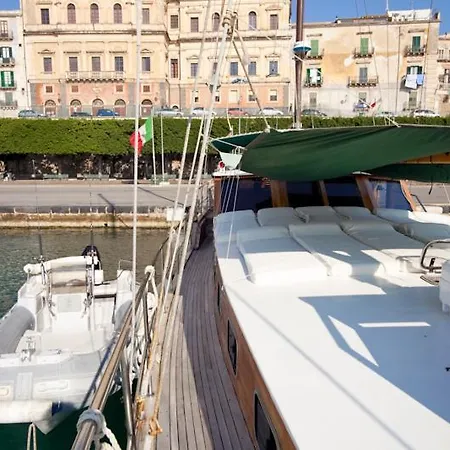 Botel Goktuga Boat&breakfast *