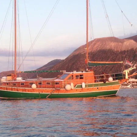 Botel Goktuga Boat&breakfast *